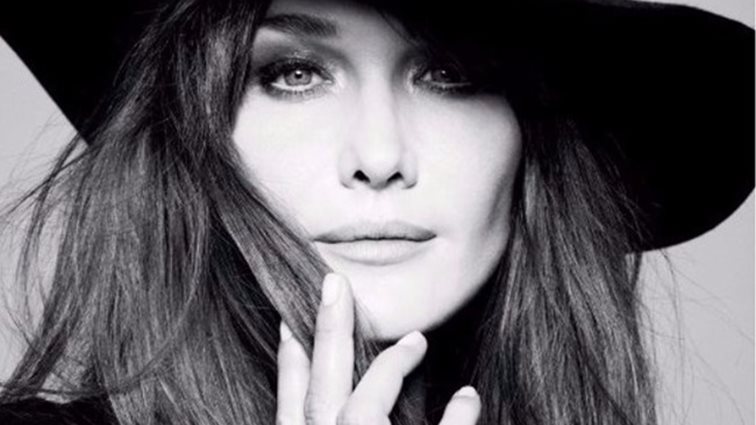 Carla Bruni: Ήπιε τον κυριακάτικο καφέ της στο Zonar's
