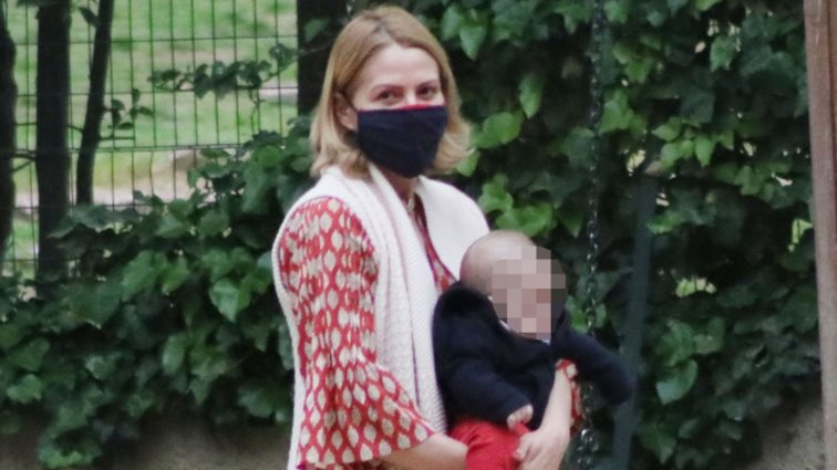 Τζένη Μπαλατσινού: Αγκαλιά με τον γιο της!