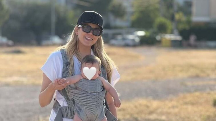 Η Φωτεινή Πετρογιάννη βάφτισε τον γιο της στην Τήνο