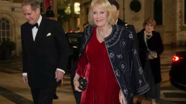 Βασίλισσα Καμίλα | Με κατακόκκινο βελούδινο φόρεμα που φωνάζει &quot;Χριστούγεννα&quot; σε δεξίωση στο Λονδίνο