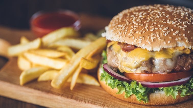 Αλέξανδρος Τσιοτίνης: Η συνταγή του για αφράτα burger buns