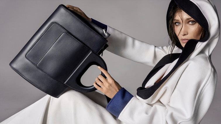 Bella Hadid: Πρωταγωνιστεί στη νέα καμπάνια αξεσουάρ της Max Mara
