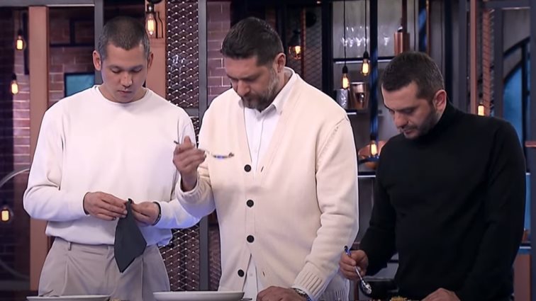 MasterChef | Ο Σωτήρης Κοντιζάς έφτυσε το φαγητό διαγωνιζόμενου