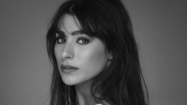 Η Χρύσα Μιχαλοπούλου σε παραλία της Βαρκελώνης με κομψό ολόσωμο μαγιό