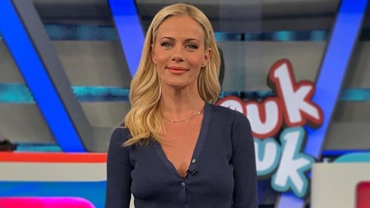 Η Zέτα Μακρυπούλια με πολύ οικονομικό δερμάτινο τοπ από τα Zara