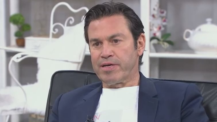 Μάριος Φραγκούλης: &quot;Ένιωθα ότι με έχουν εγκαταλείψει, ότι κάτι έγινε και δεν ήρθαν να με πάρουν. Ένιωθα πολλές φορές τύψεις - Νόμιζα ότι εγώ έφταιγα που χωρίστηκε η οικογένειά μου&quot;