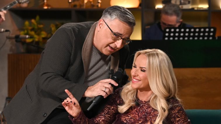 Η Μαρία Μπεκατώρου συστήνει την &quot;Παρέα&quot; της στον Γιώργο Κουβαρά