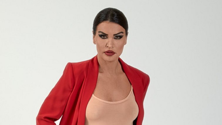 Η Νίνα Λοτσάρη είναι μία "RED" γυναίκα και κάνει πρεμιέρα στο Γυάλινο Μουσικό Θέατρο