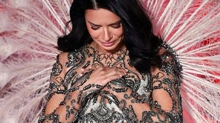 Adriana Lima: Τα δάκρυά της στο τελευταίο επικό catwalk της καριέρας της