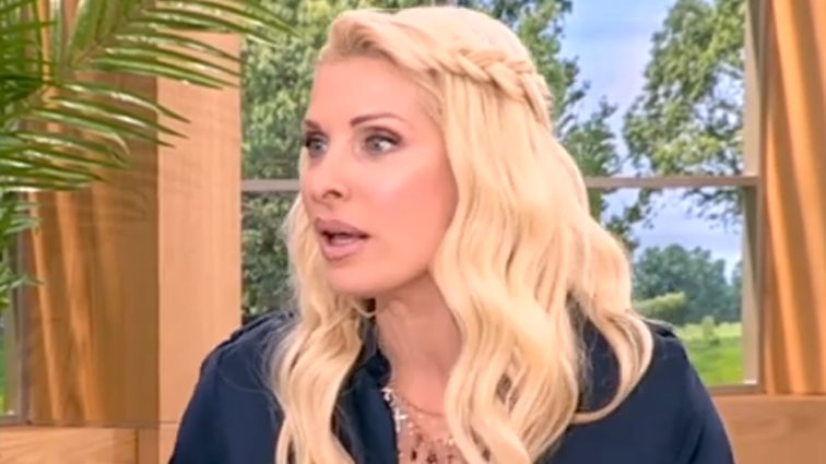 Ελένη Μενεγάκη: Θυμάται το εντυπωσιακό νυφικό της &amp; αποκαλύπτει πόσα κιλά ήταν τη μέρα που παντρεύτηκε!