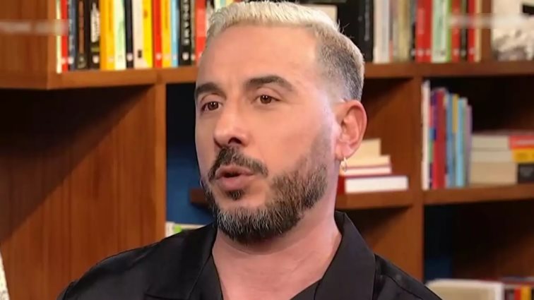 Ένκε Φεζολλάρι: "Όταν ήμουν μικρός έλεγα στη μάνα μου: μη μιλάς αλβανικά"