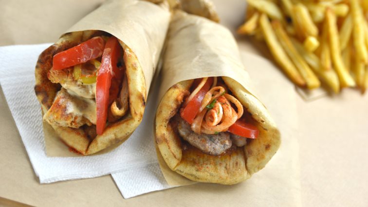 Στη Νέα Σμύρνη τα σουβλάκια είναι μπλε