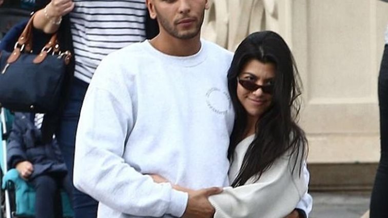 Kourtney Kardashian
: Βάζει τέλος στις φήμες χωρισμού με τον Yunes Bendjima