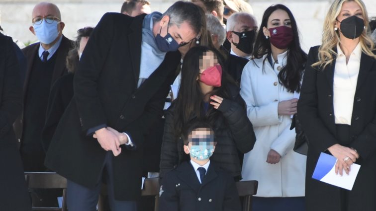 Ο Κώστας Μπακογιάννης στην παρέλαση με τα παιδιά του