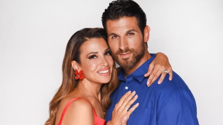 Στο σπίτι της Ελένης Χατζίδου &amp; του Ετεοκλή Παύλου | Ο γιορτινός στολισμός του σαλονιού τους