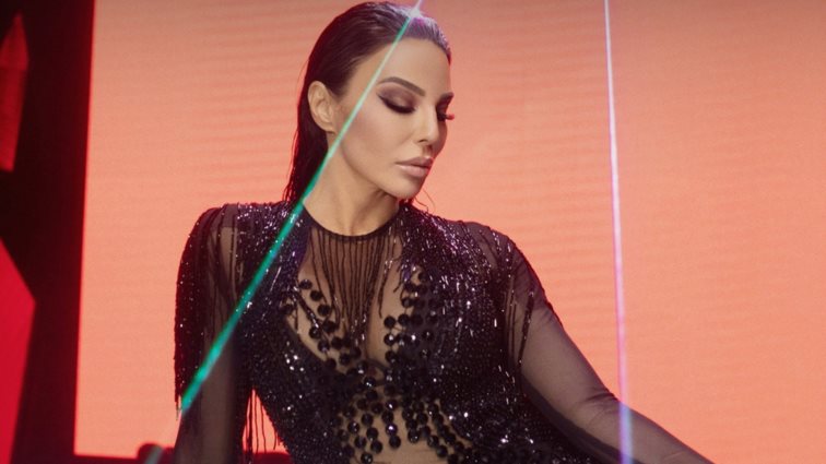 Η Κέλλυ Κελεκίδου τραγουδά "Με Κούρασες" και δίνει ρυθμό στο φετινό καλοκαίρι