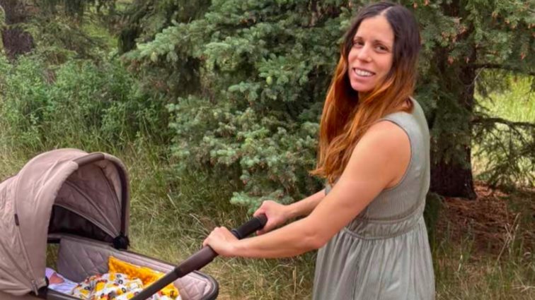 Η Κατερίνα Στεφανίδη στην πρώτη της βόλτα με τον νεογέννητο γιο της