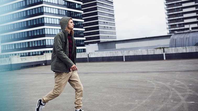 Πώς να συνδυάζεις κάθε είδος sneakers με το ντύσιμό σου: Χρήσιμες συμβουλές για να τα φοράς πάντα σωστά