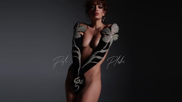 Χρειαζόταν η Ελένη Φουρέιρα να ποζάρει γυμνή για το εξώφυλλο του δίσκου της;