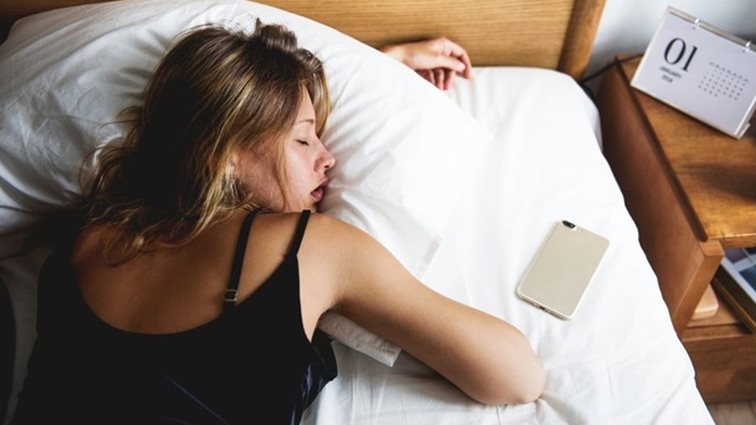 Να γιατί δεν πρέπει να κοιμάσαι δίπλα στο κινητό σου
: Τι κίνδυνοι υπάρχουν για την υγεία σου;
