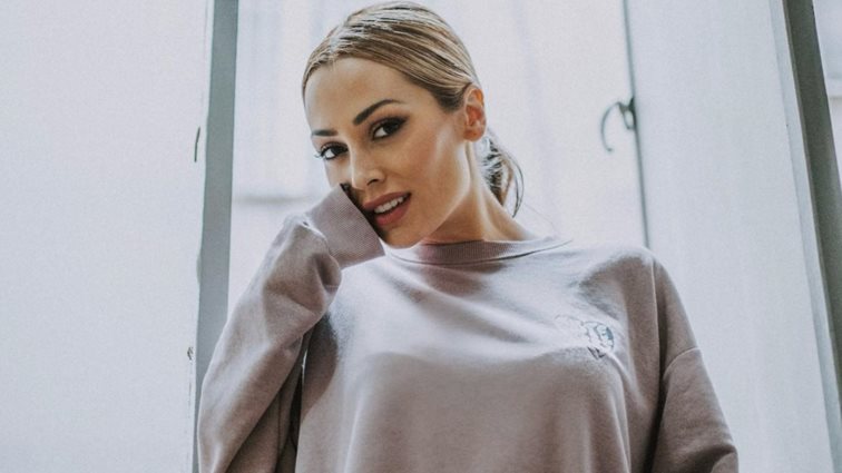 Ο girly τρόπος που η Ελένη Βουλγαράκη  φόρεσε ένα crop top πουκάμισο αυτή την εποχή