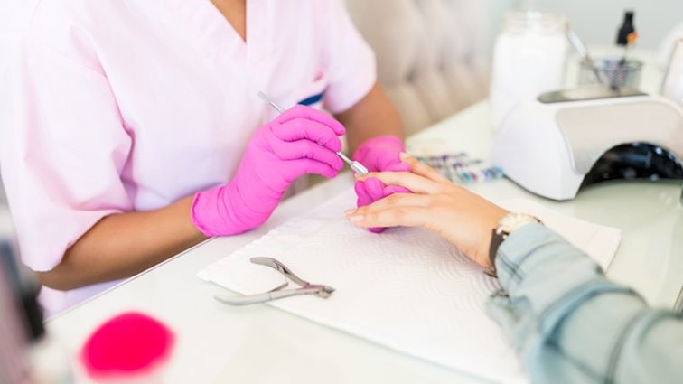 Τα it χρώματα νυχιών για τα πρώτα μανικιούρ της νέας σεζόν