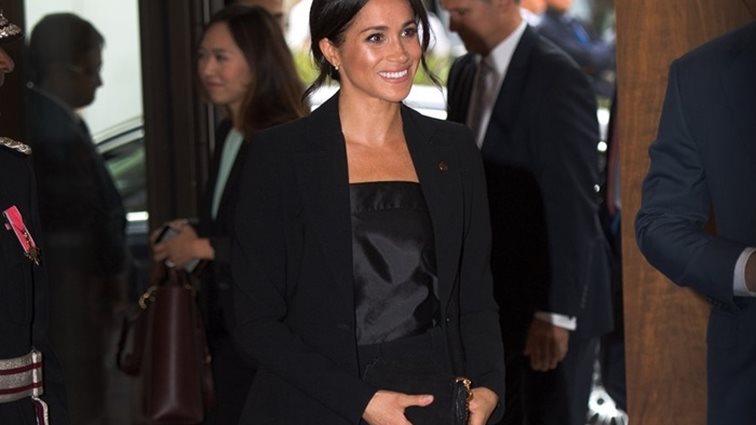 Meghan Markle : Φόρεσε ένα μαύρο tuxedo σε επίσημη εκδήλωση στο Λονδίνο
