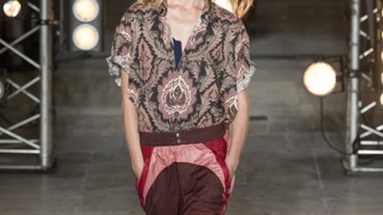 10 καλοκαιρινοί συνδυασμοί με παντελόνι από την πασαρέλα: Μπορούν να ολοκληρώσουν stylish looks ακόμη και το καλοκαίρι