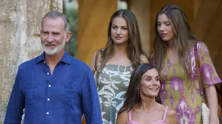 Βασίλισσα Letizia - Βασιλιάς Felipe | Η οικογενειακή χριστουγεννιάτικη κάρτα που θύμισε αυτή της Kate και του William