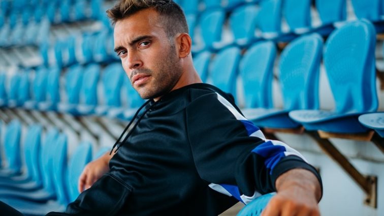 &quot;Είμαι ο Ιάσονας Μανδηλάς και είμαι ομοφυλόφιλος. Έχω σχέση με άνδρα και είμαι χαρούμενος&quot;