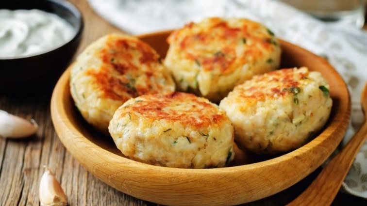 Φανταστικά αφράτα μπιφτέκια κοτόπουλου με βρώμη: Η καλύτερη συνταγή για εύκολο φαγητό