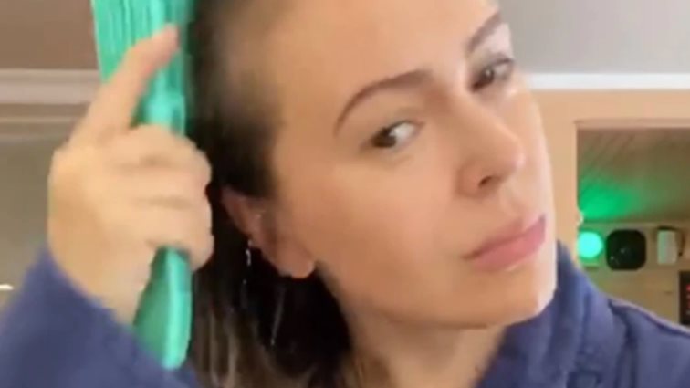 Αλίσα Μιλάνο: Συνεχίζεται η «μάχη» με τον κορονοϊό | Δείχνει on camera πώς της πέφτουν τα μαλλιά