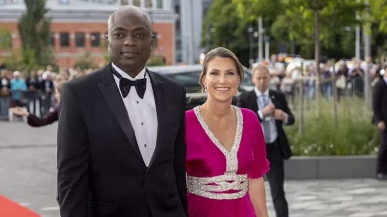 Ρήγμα στη νορβηγική βασιλική οικογένεια | Γιατί οι γονείς της Μartha Louise θα αποφύγουν τις φωτογραφίες στο γάμο της με τον Durek Verrett;