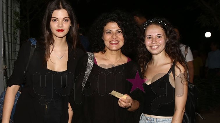 Τάνια Τρύπη: Σπάνια βραδινή έξοδος με τις κόρες της! Όλες οι φωτογραφίες