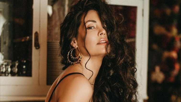 Η Μαρία Κορινθίου ποζάρει topless στο Ιnstagram και είναι πιο sexy από ποτέ