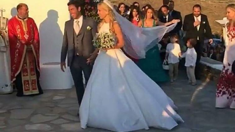 Δούκισσα Νομικού – Δημήτρης Θεοδωρίδης: Η άφιξη της νύφης στο γραφικό εκκλησάκι: Δες το βίντεο!