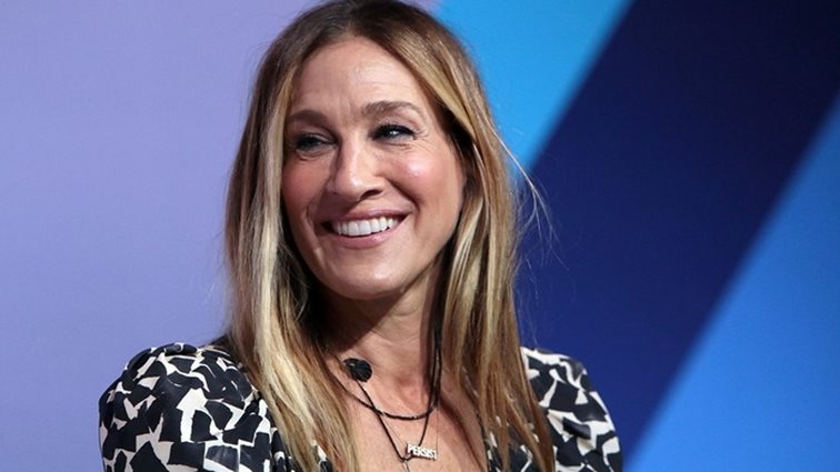 Το απρόσμενο χρώμα μαλλιών που κολακεύει κάθε γυναίκα μετά τα 50