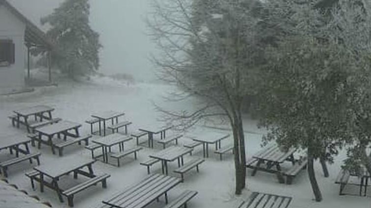 Καιρός: Πυκνή χιονόπτωση στα Βίλια και την Πάρνηθα - Έκλεισε ο δρόμος μετά το τελεφερίκ - Πού αλλού θα χιονίσει