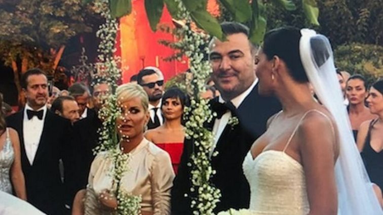 Υβόννη Μπόσνιακ : Μάθε τα πάντα για το νυφικό της!