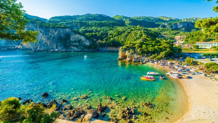 Ποιοι τουρίστες "ψηφίζουν" Ελλάδα για τις διακοπές τους και πόσα ξοδεύουν - Προτιμούν αξιοθέατα από ήλιο και θάλασσα