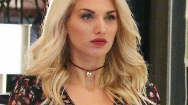 Κωνσταντίνα Σπυροπούλου: Sexy και εκτός πλατό: Πού την εντόπισε ο φωτογραφικός φακός;