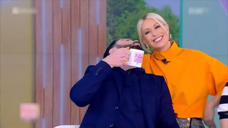 Η αναπαράσταση του φιλιού της Δανάης Μπάρκα από τη Μαρία Μπακοδήμου