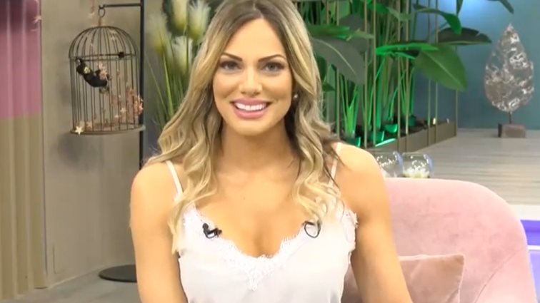 Ιωάννα Μαλέσκου: Οι σέξι φωτογραφίες εξαφανίστηκαν για να εμφανιστούν οι νέες! Δείτε τη μόνο με το μαγιό της