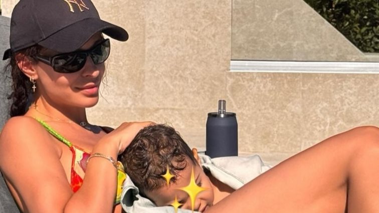 H Ελένη Φουρέιρα απαθανατίζει τον Αλμπέρτο Μποτία με τον γιο τους σε παιχνίδια στη θάλασσα