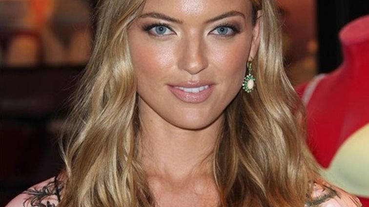 Martha Hunt: Εμφανίστηκε με το no make-up look που θέλουμε για το καλοκαίρι
