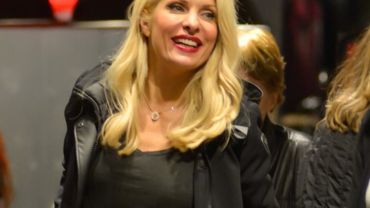 Ελένη Μενεγάκη: Βόλτα με την κόρη της, Λάουρα, στην Κηφισιά: Δείτε φωτογραφίες!