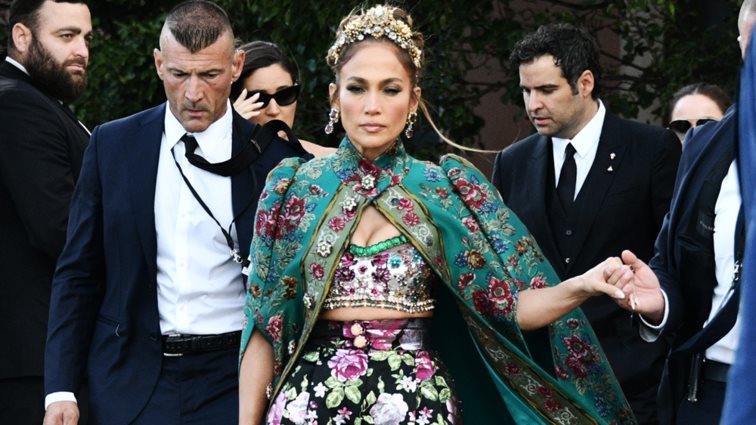 Καλεσμένη σε γάμο το ΣΚ; Πάρε ιδέες για το μακιγιάζ σου από την Jennifer Lopez