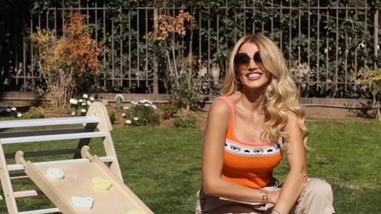 Κωνσταντίνα Σπυροπούλου | Με mini navy blue φόρεμα στην Αθηναϊκή Ριβιέρα