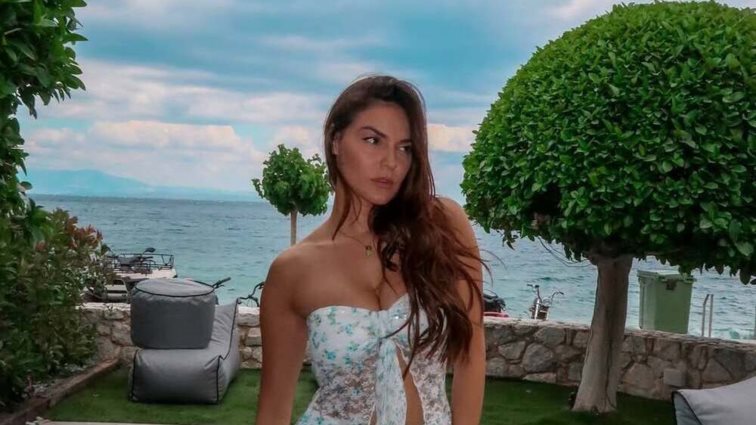 Η Βρισηίδα Ανδριώτου με τον σύντροφό της και το σκυλάκι τους σε χαλαρές στιγμές στην παραλία