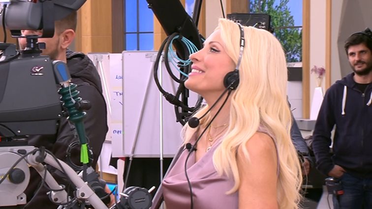 Video Of The Day: Η Μενεγάκη σε ρόλο camera woman! Δείτε την αντίδραση των συνεργατών της